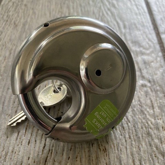 Extra Space Storage - Heavy Duty Disk Lock ES-670 Paddlock with 2 keys - Picture 3 of 3